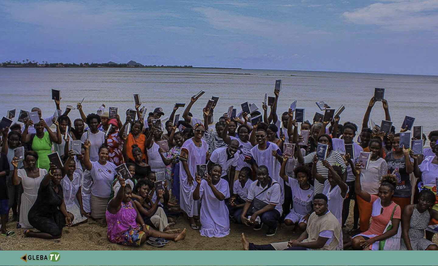 Cerca de 100 fiéis descem às águas em cerimónia marcada por testemunhos de mudança de vida e apelos contra a violência doméstica