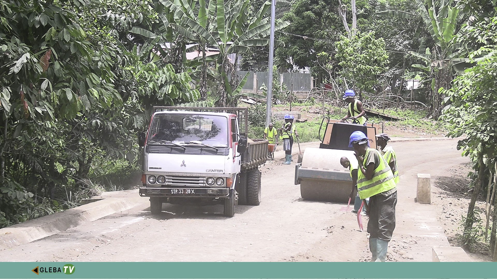 Governo retoma obras na estrada Desejada–Madalena com aplicação de betão betuminoso para melhoria da vida da população
