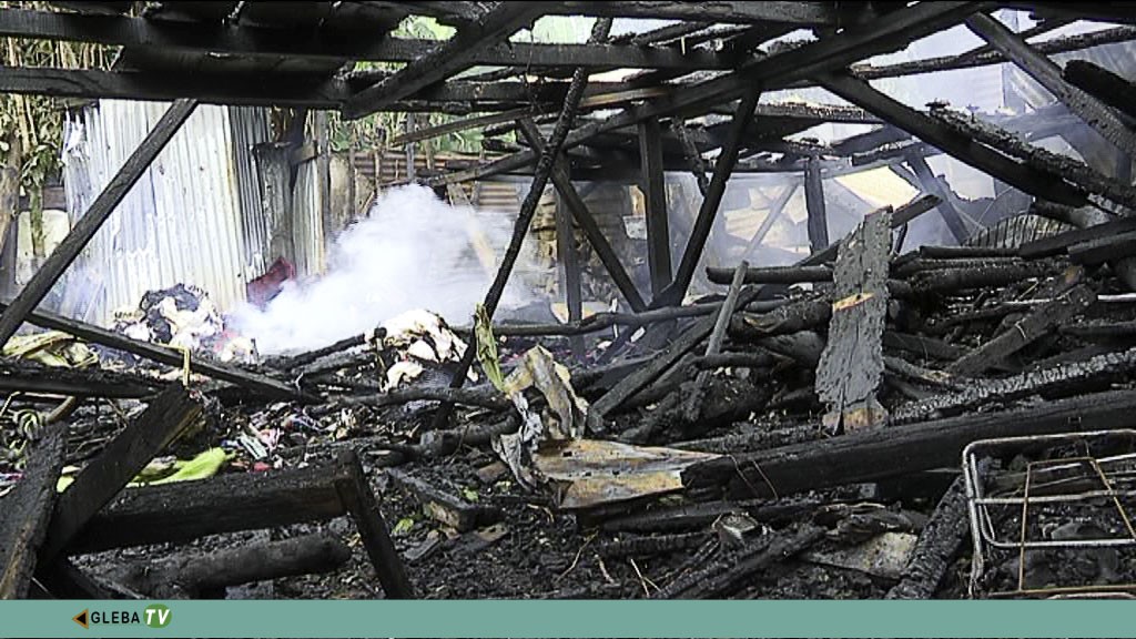 Incêndio destrói casa e deixa família de cinco pessoas sem abrigo em Água Porca