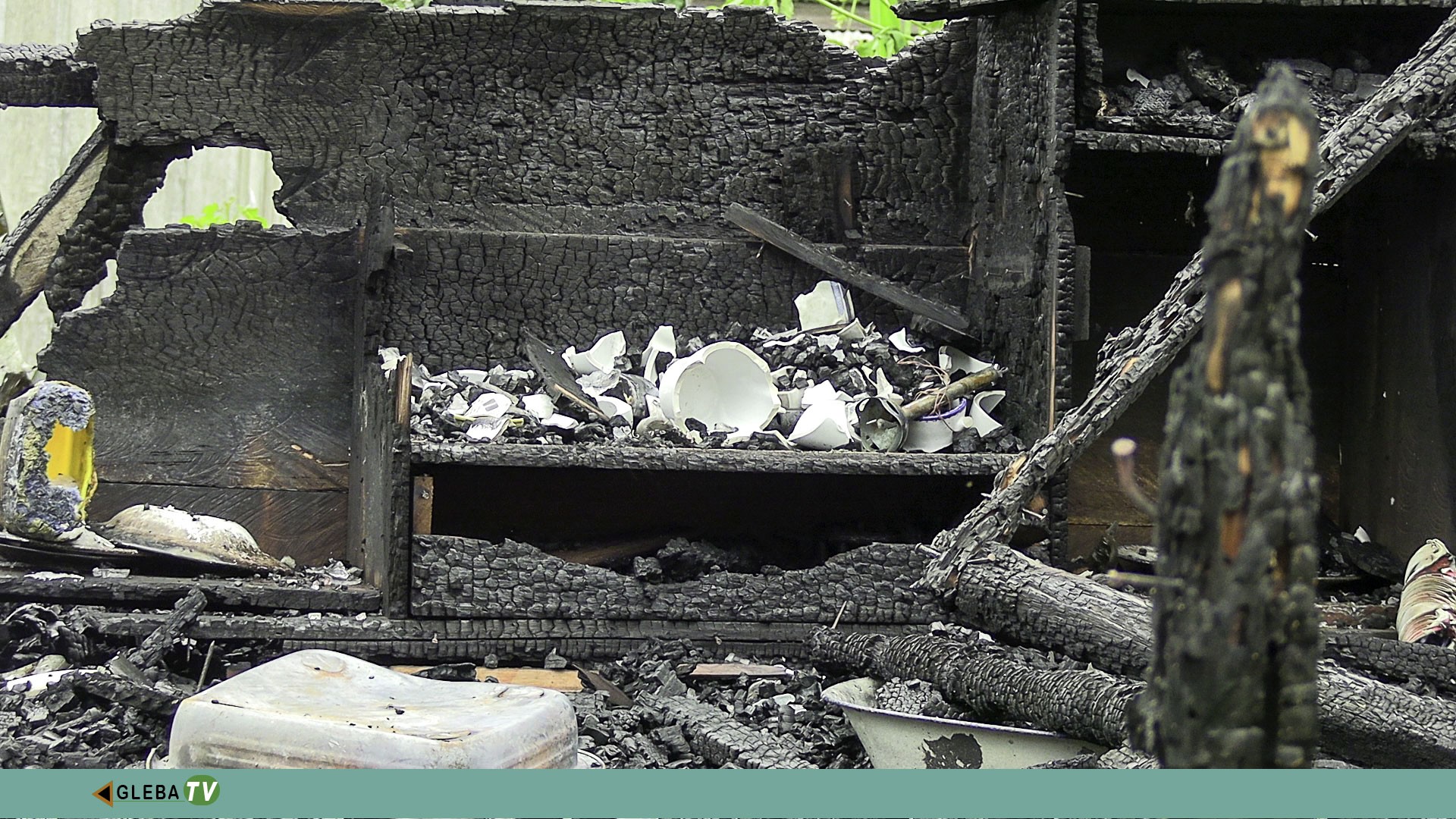 Incêndio em Água Bobo destrói uma residência deixando uma parcialmente queimada