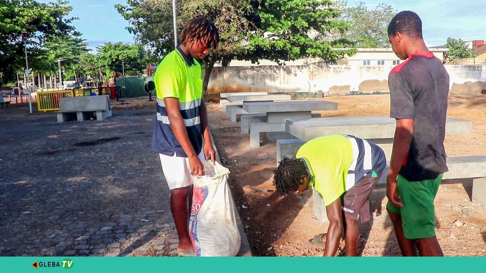 Grupo de jovens realizam limpeza nas praias da capital de São Tomé apelando à resposabilidade ambiental